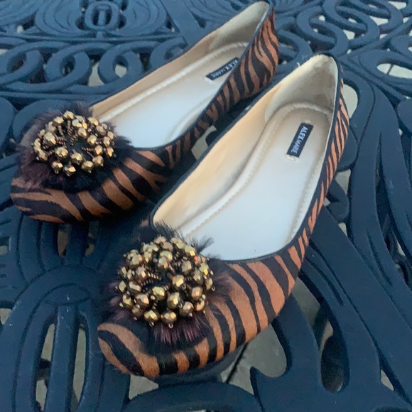 Alex Marie Shoes - Alex Marie Gorgeous Tiger Beaded shoes size 8.5 Great Condition 💕💕